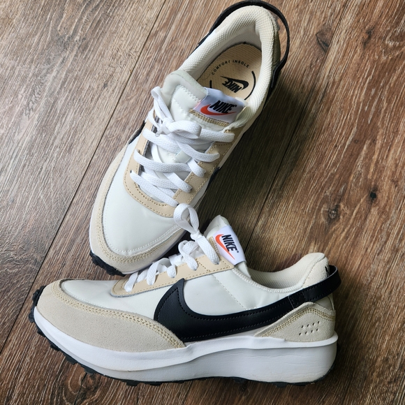 Nike Cream and Black Athletic Shoes Size 9 EUC - Picture 3 of 4